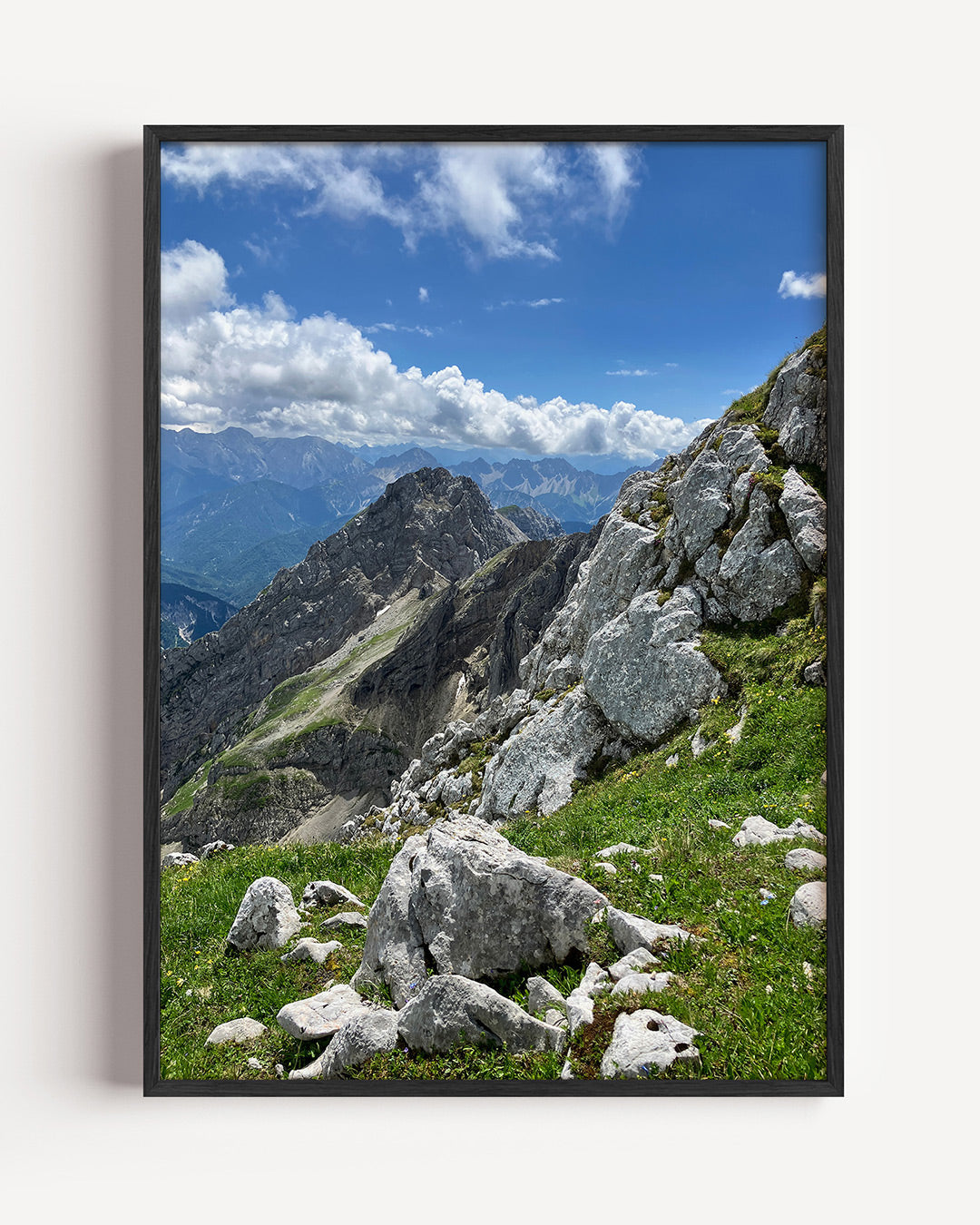 Berglandschap met rotsen poster – portret wanddecoratie – deze poster toont een indrukwekkend berglandschap met ruige rotsen