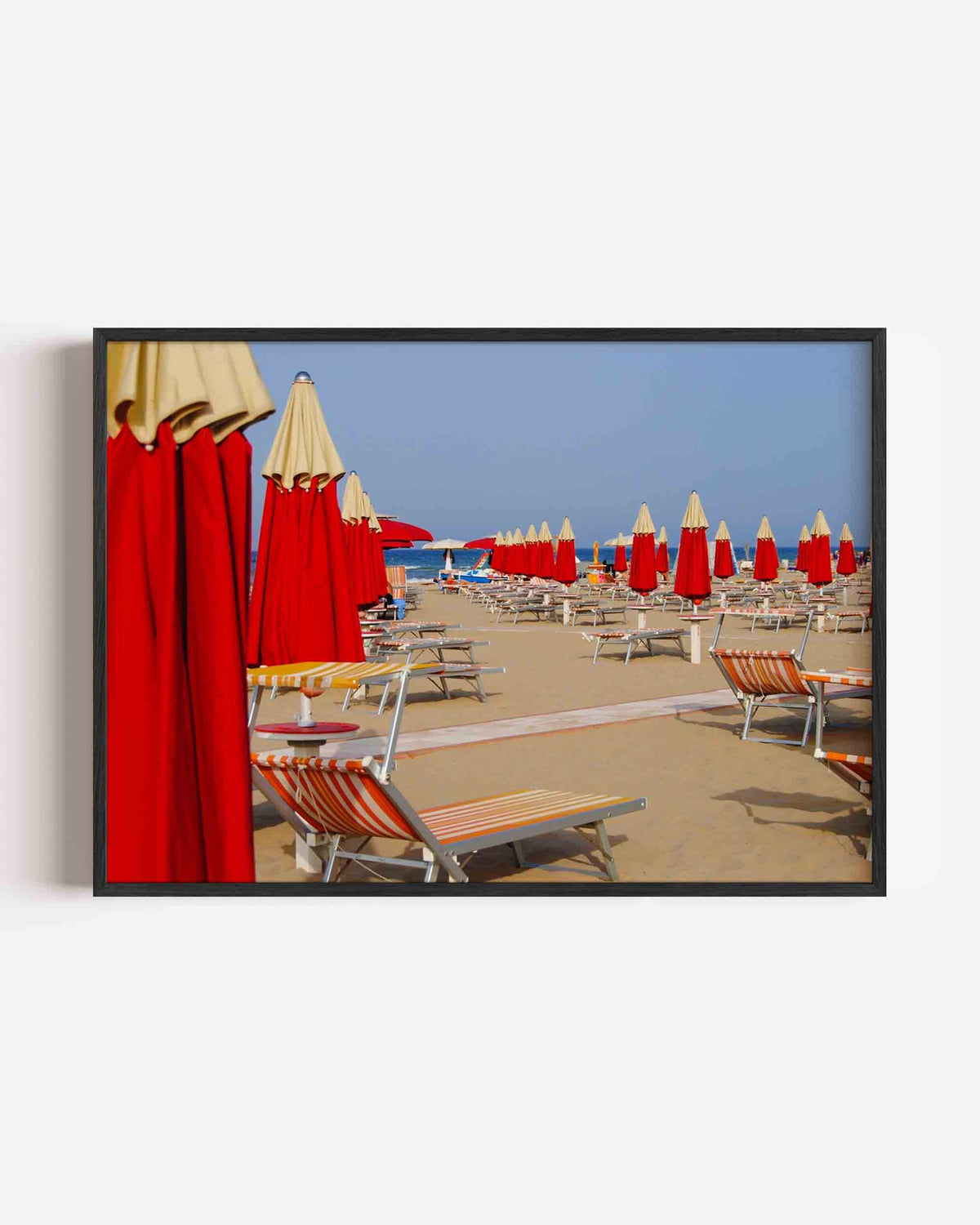 Strandstoelen en parasols – moderne landscape poster als wanddecoratie