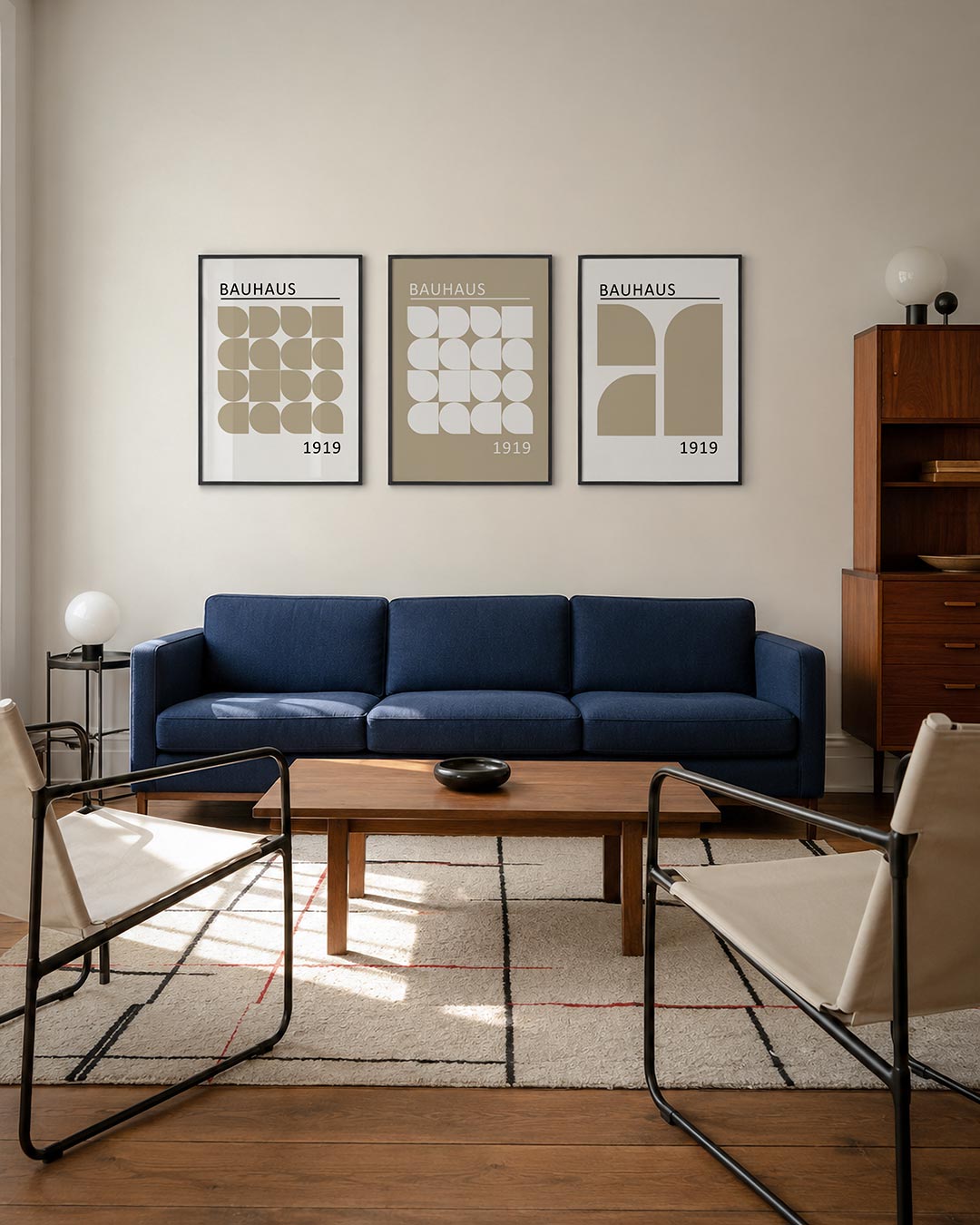 Vorm en balans driedelige posterset – deze posterset in drie delen toont een ritmisch patroon van beige halve cirkels en