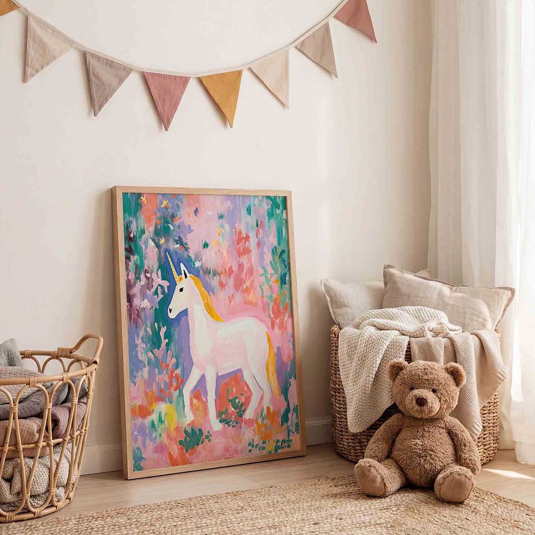 Eenhoorn in kleurrijke omgeving – speelse wandkunst als portret kinderposter