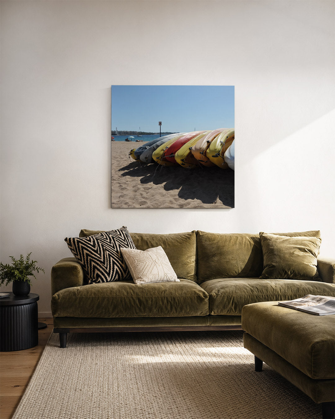 Kleurrijke kajaks strand kunstwerk – derde productweergave – deze kunstwerk toont een rij kleurrijke kajaks op een zandstrand