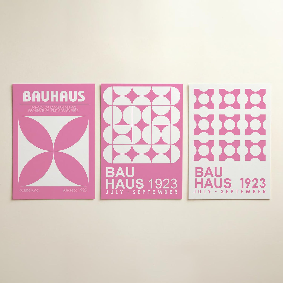 Vormen en vlinders posterset – detailweergave – deze posterset in drie delen toont een speelse combinatie van roze en wit.