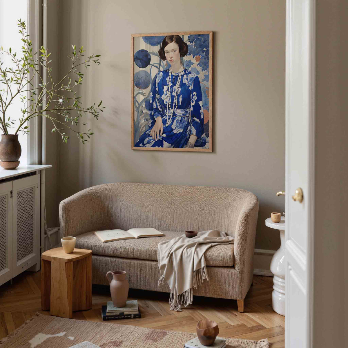 Vrouw in blauwe jurk – botanische poster in staand formaat