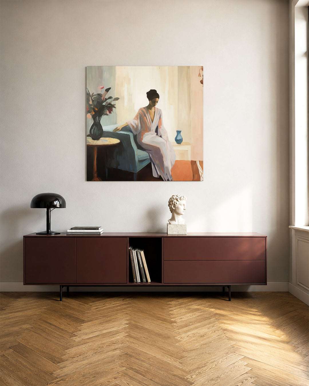 Vrouw in interieur kunstwerk – tweede productweergave – een serene vrouw zit op een bank, omgeven door zachte kleuren en een