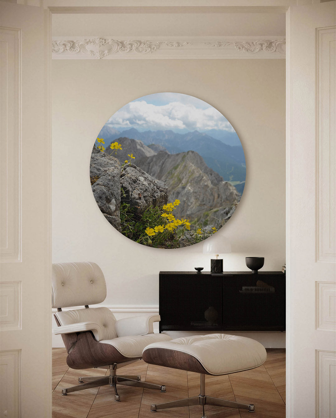 Berglandschap met gele bloemen – fotografische muurcirkel voor aan de muur