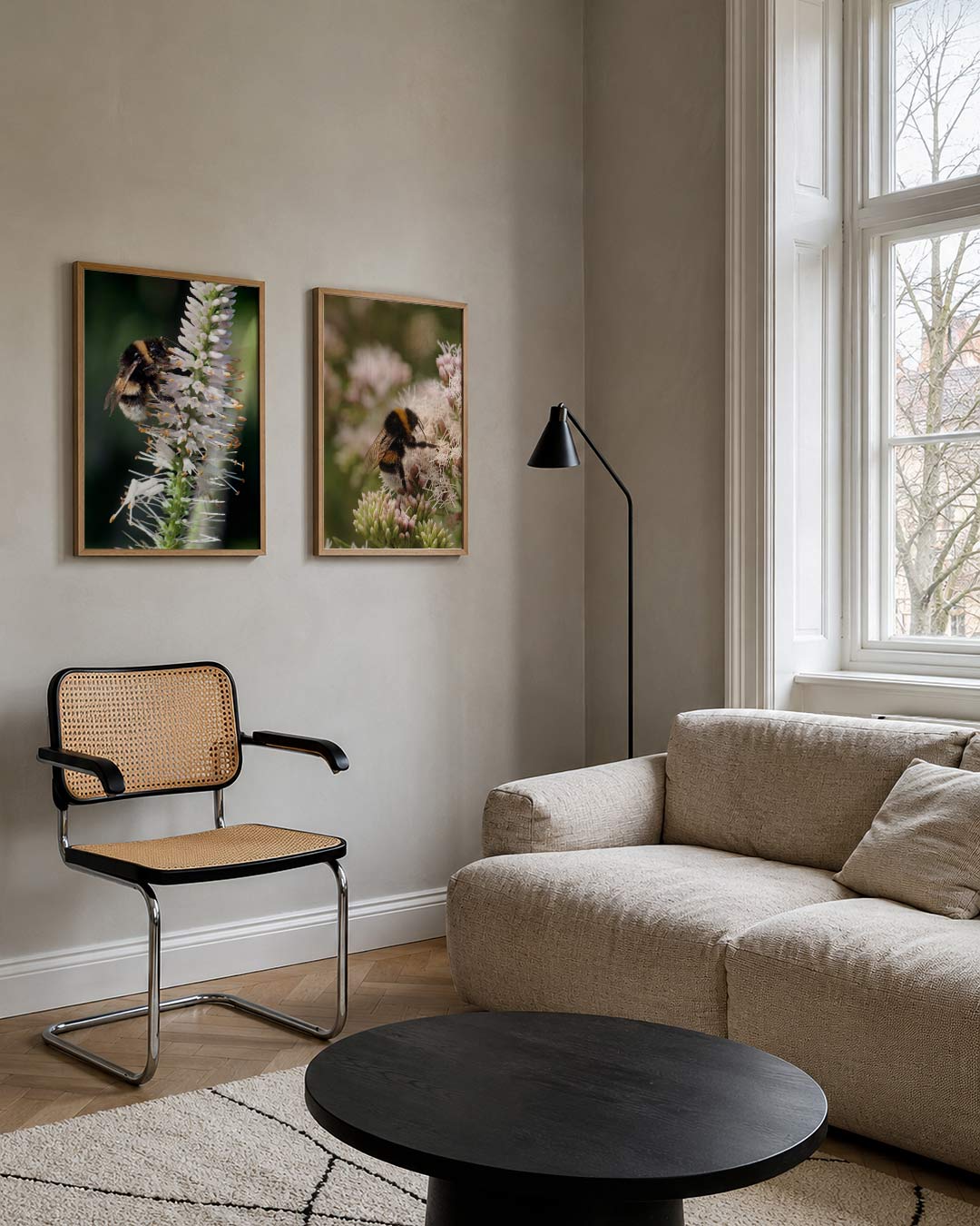 Natuurlijke harmonie posterset – tweede productweergave – een bij op een witte bloem, met delicate bloemblaadjes en