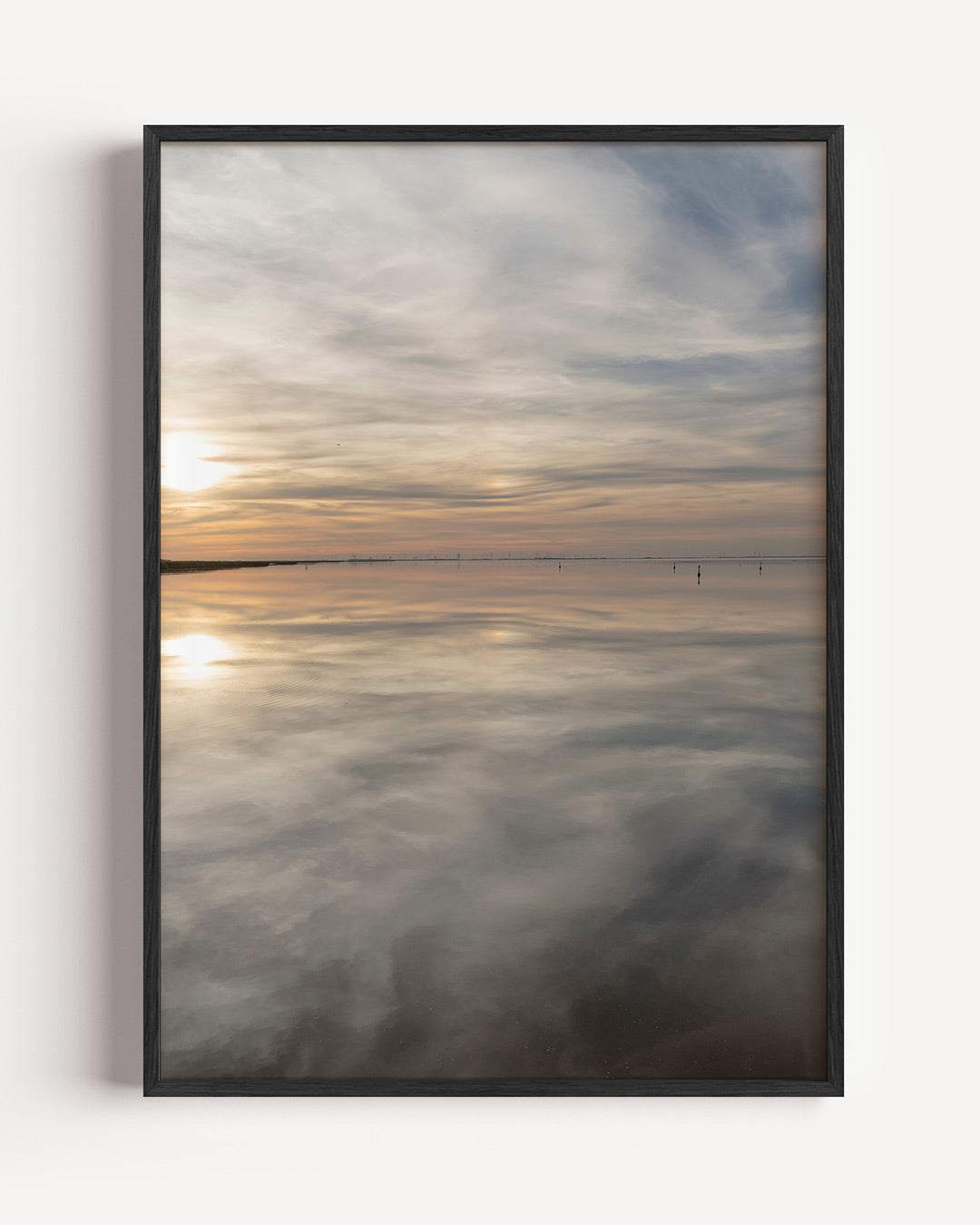 Rustige zonsondergang poster – portret wanddecoratie – een zonsondergang boven een kalm wateroppervlak met zachte wolken en