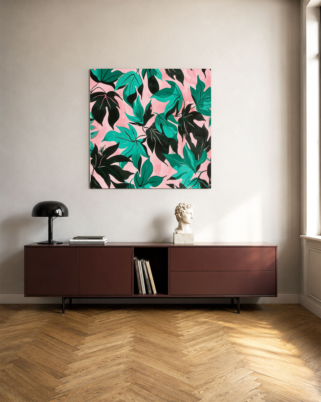 Bladmotief op roze kunstwerk – tweede productweergave – dit werk toont een levendig patroon van groene en zwarte bladeren