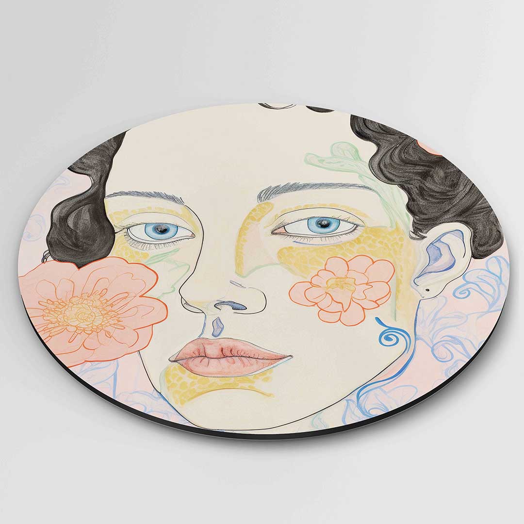 Vrouwelijk portret met bloemen – ronde textuur wanddecoratie van WallArtistic