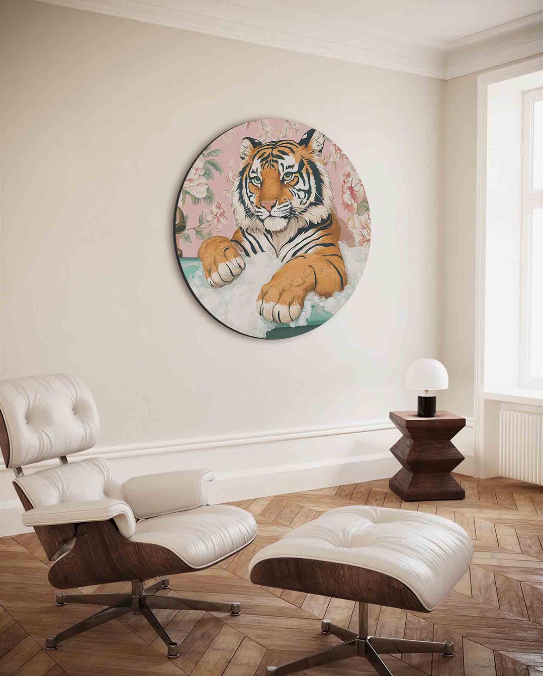 Tijger in bad – kleurrijke ronde wanddecoratie van WallArtistic