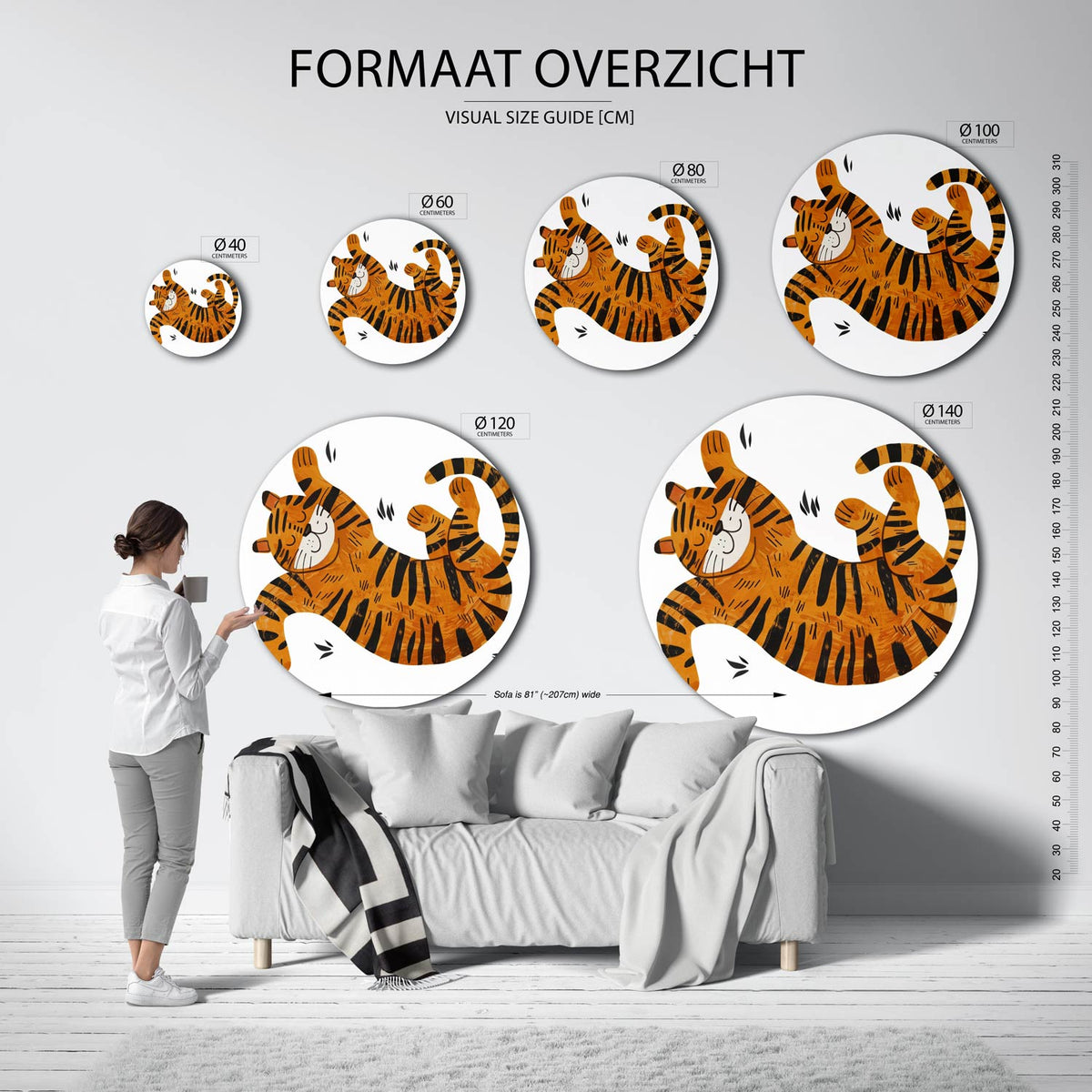 Speelse tijger Muurcirkel – extra productweergave – Een vrolijke tijger in oranje en zwart ligt op zijn rug met gesloten