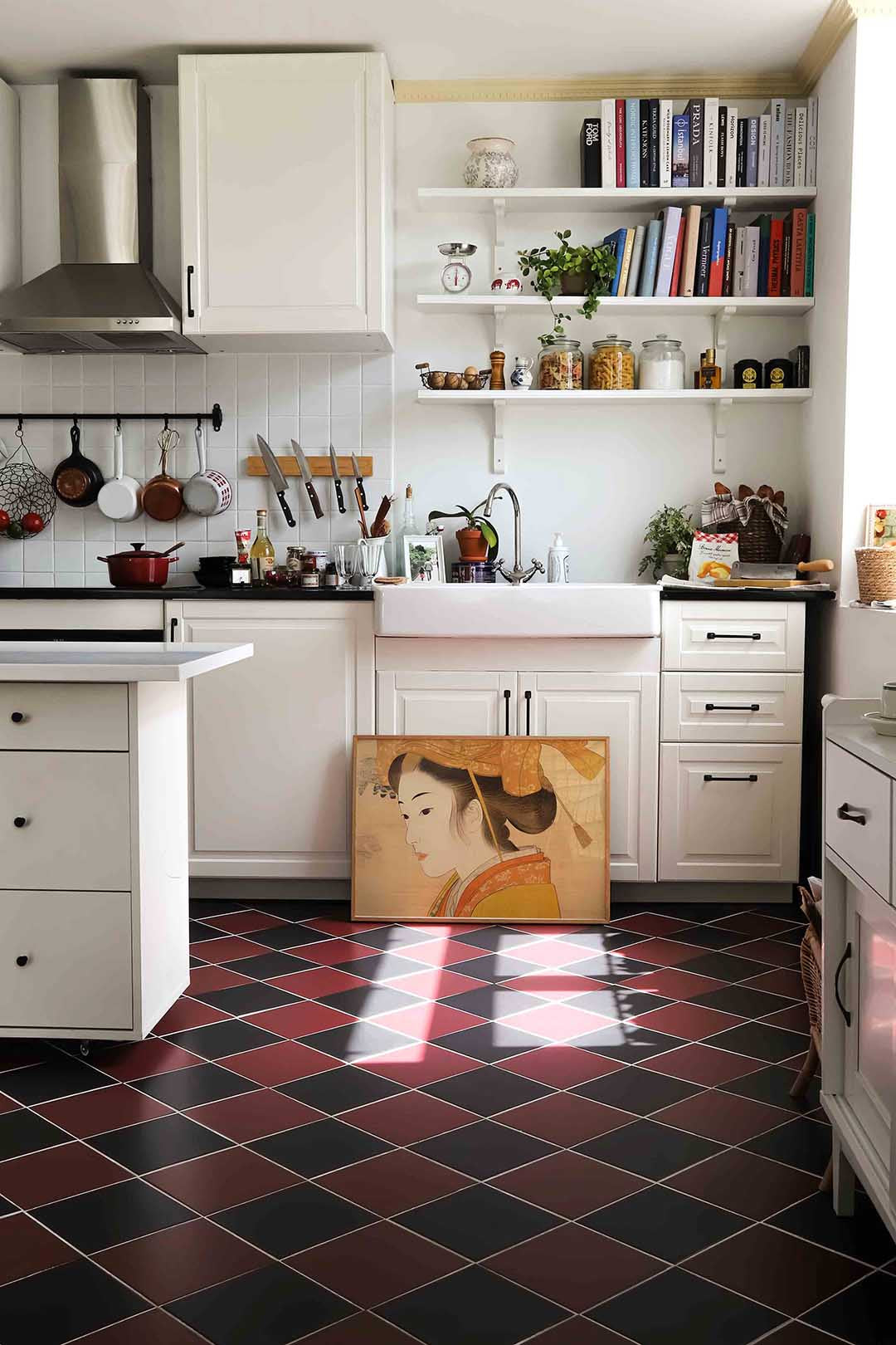 Vrouwelijk portret in traditionele kleding – liggende keuken wanddecoratie van WallArtistic