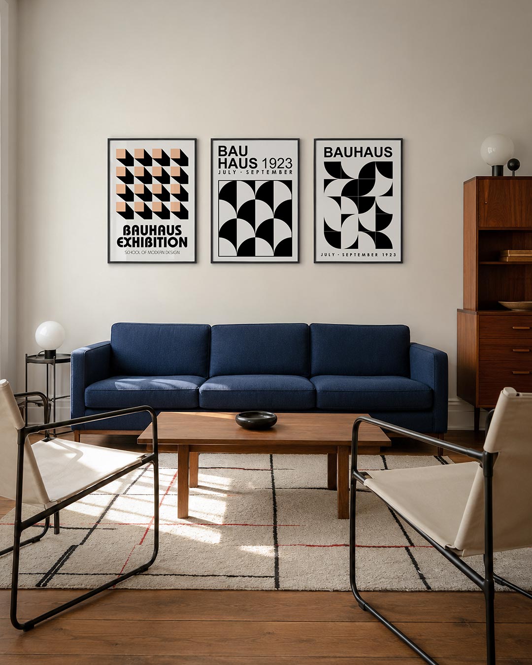 Vorm en schaduw driedelige posterset – deze posterset in drie delen toont een ritmisch patroon van perzikkleurige vierkanten