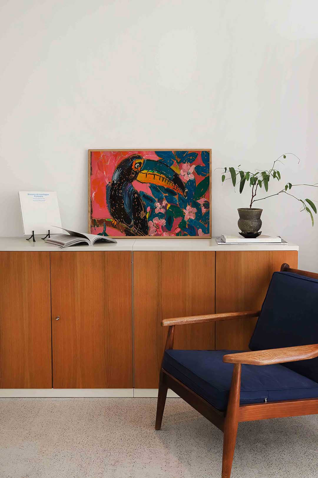 Toekan en bloemen – liggende dieren wanddecoratie van WallArtistic
