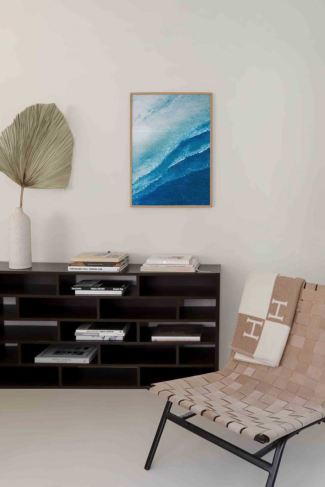 Golvende blauwe lijnen – natuur poster in staand formaat