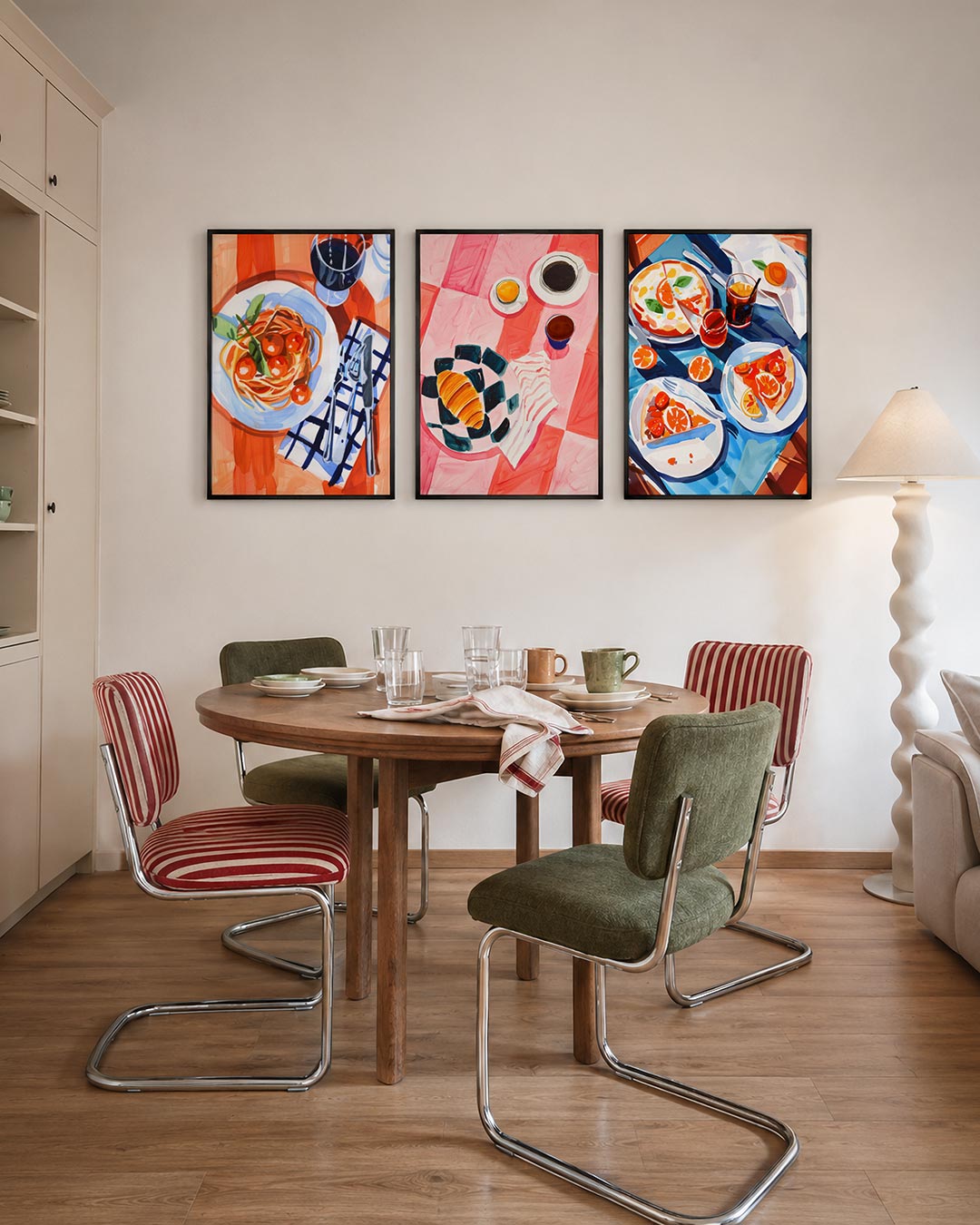 Kleurrijke tafelsetting driedelige posterset – een levendige compositie met een bord spaghetti en tomaten,