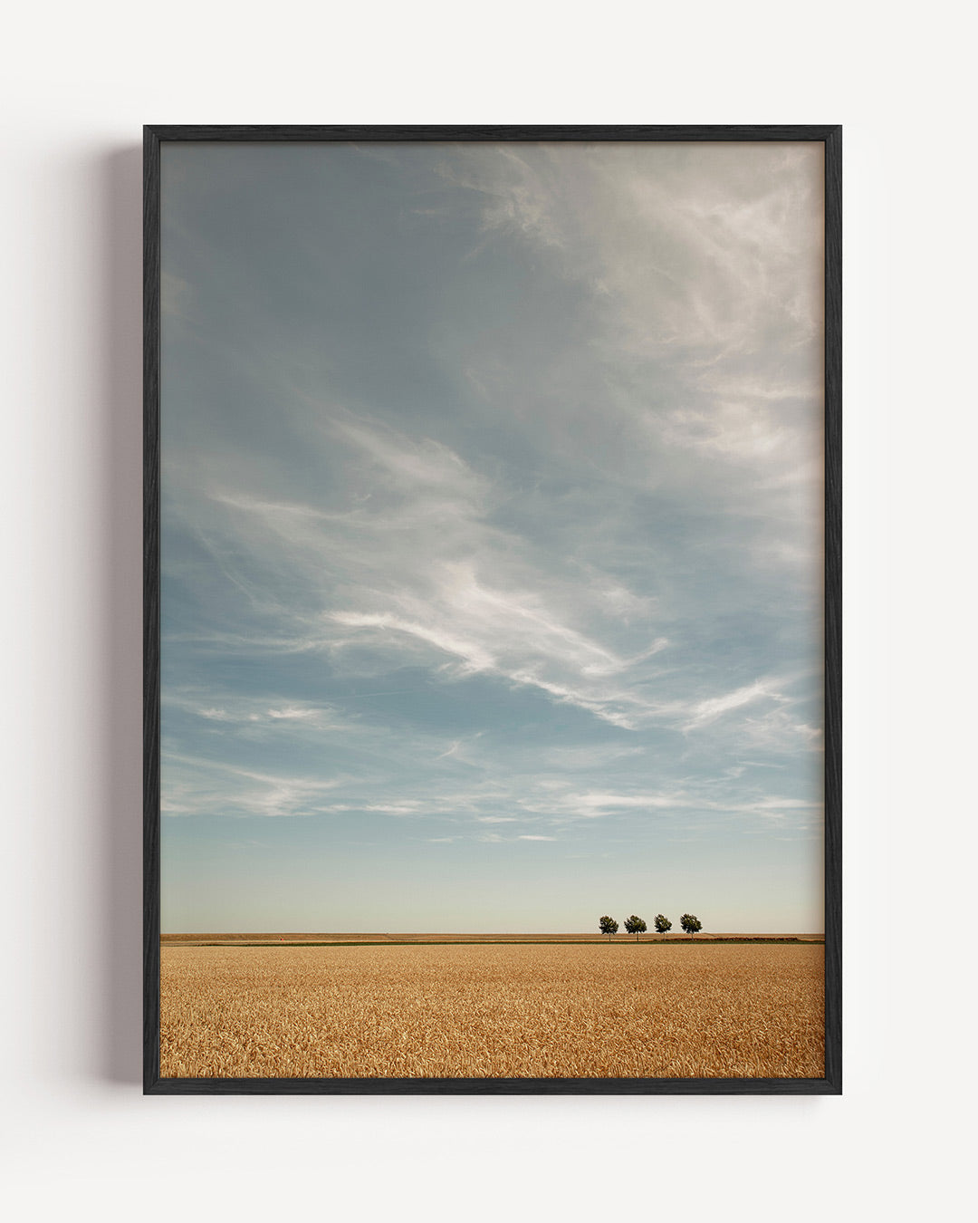 Rustige landschapsposter poster – portret wanddecoratie – deze poster toont een uitgestrekt veld onder een blauwe lucht met