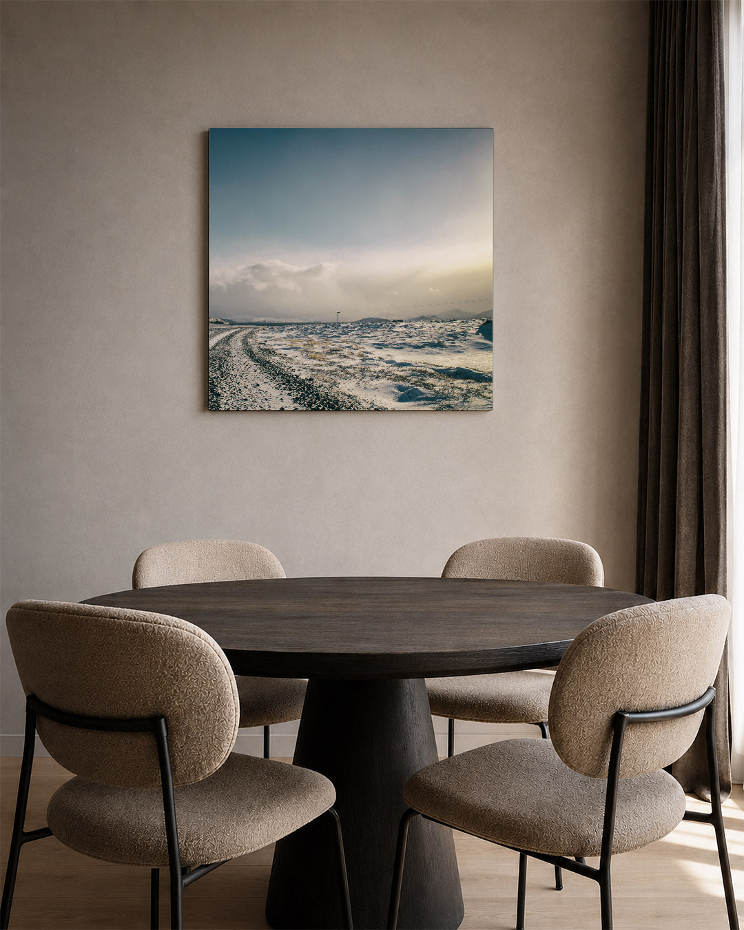 Winterlandschap met weg kunstwerk – tweede productweergave – een uitgestrekt winterlandschap met een kronkelende weg. De