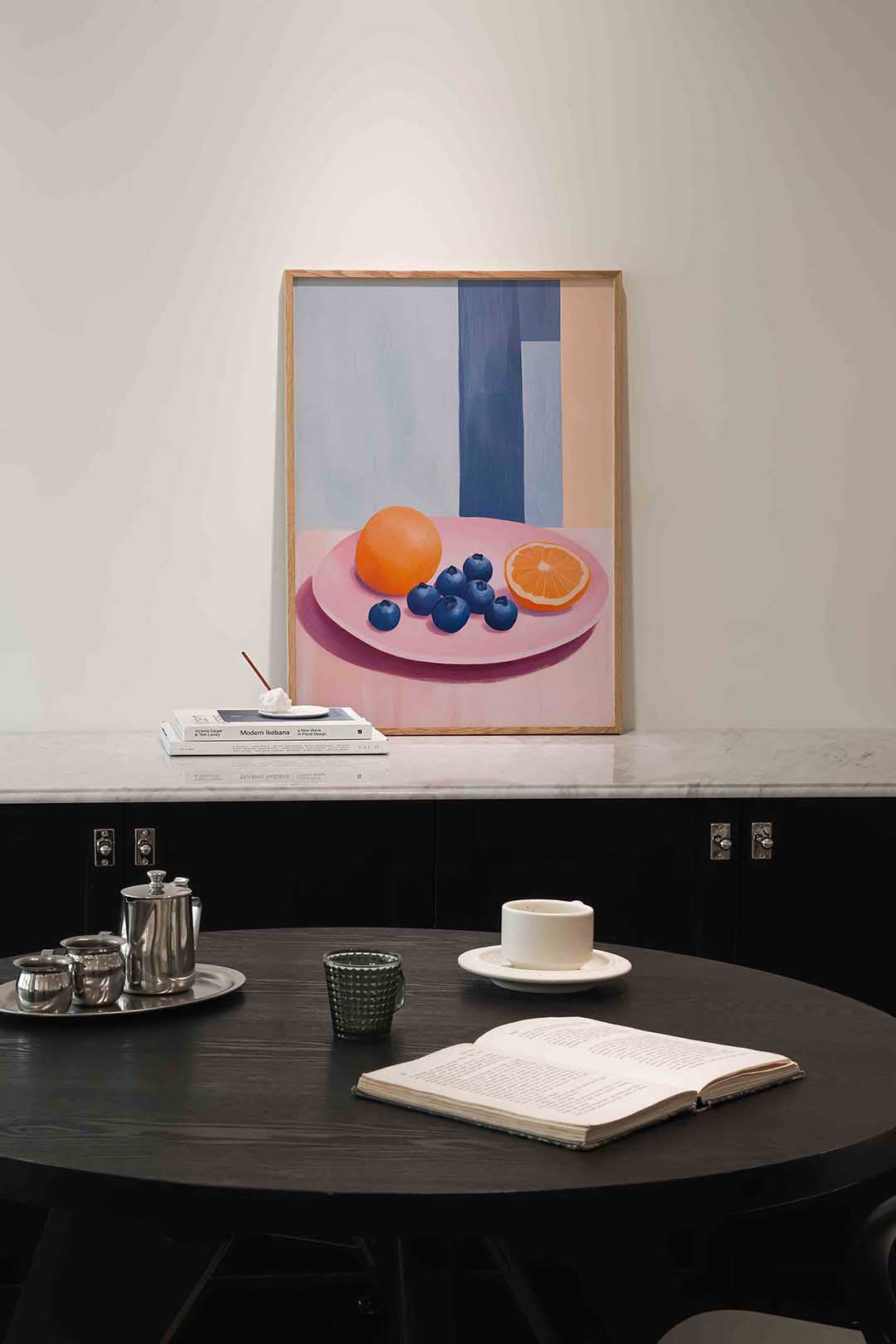 Fruit op roze bord – moderne poster in staand formaat
