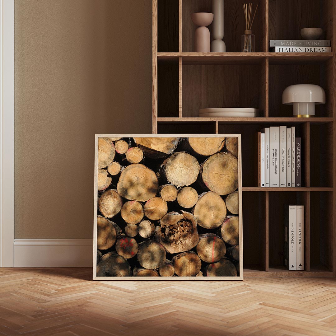 Houtstapel textuur poster – derde productweergave – deze poster toont een stapel boomstammen met zichtbare jaarringen en