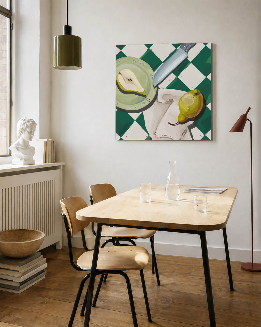 Fruit en mes compositie kunstwerk – detailweergave – dit werk toont een gesneden peer op een bord, een mes en een hele peer