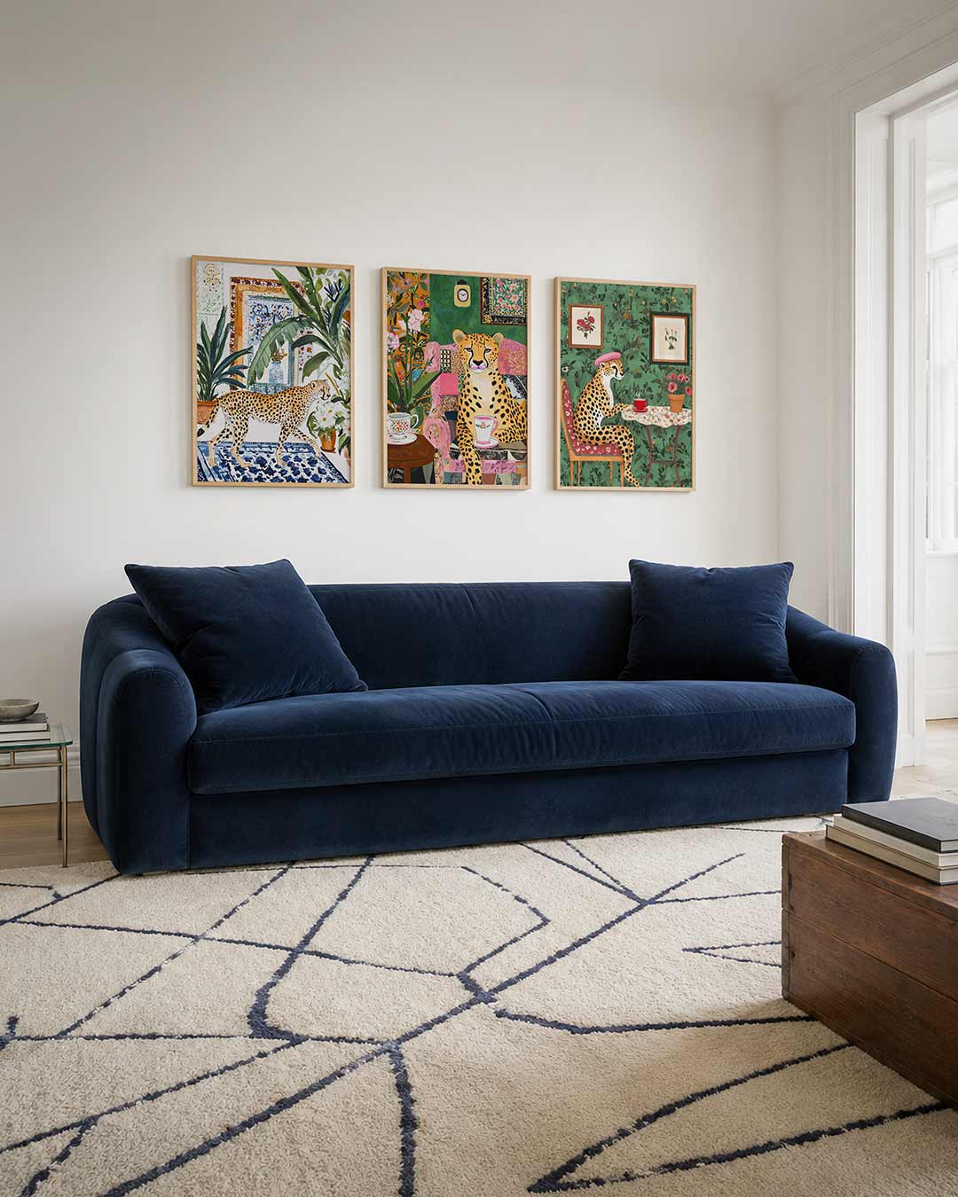 Jungle interieur driedelige posterset – een luipaard wandelt door een weelderige kamer vol planten