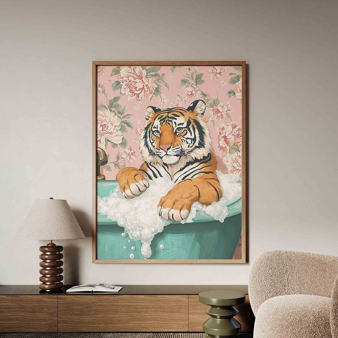 Tijger in bad – dieren poster in staand formaat