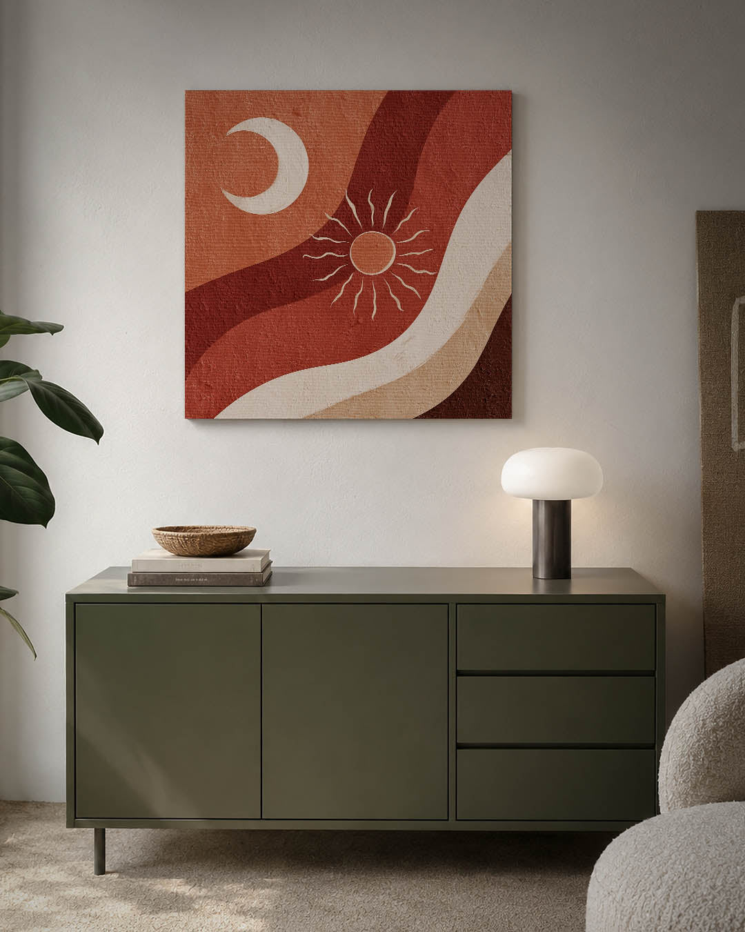 Golvende zon en maan kunstwerk – detailweergave – dit werk toont vloeiende lijnen in warme tinten met een halve maan en zon.