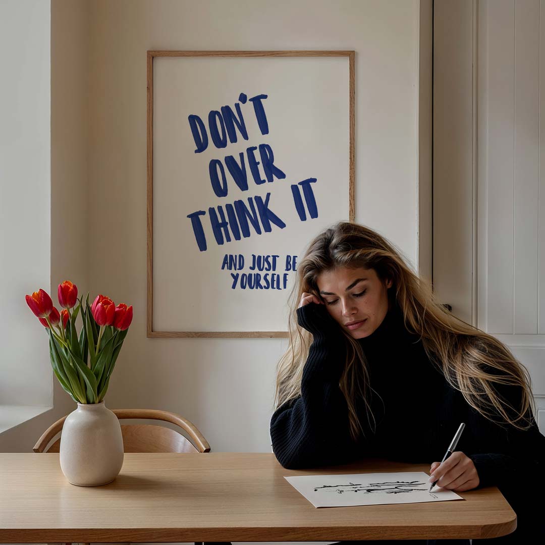 Motivatieposter Don’t Overthink It – staande zomer wanddecoratie van WallArtistic