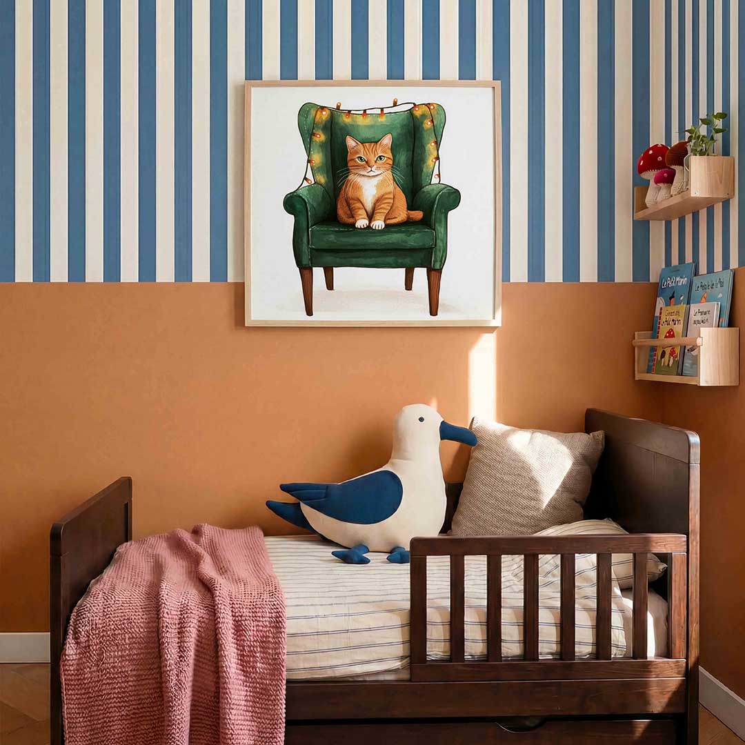 Kat op groene stoel – kids poster in vierkant formaat