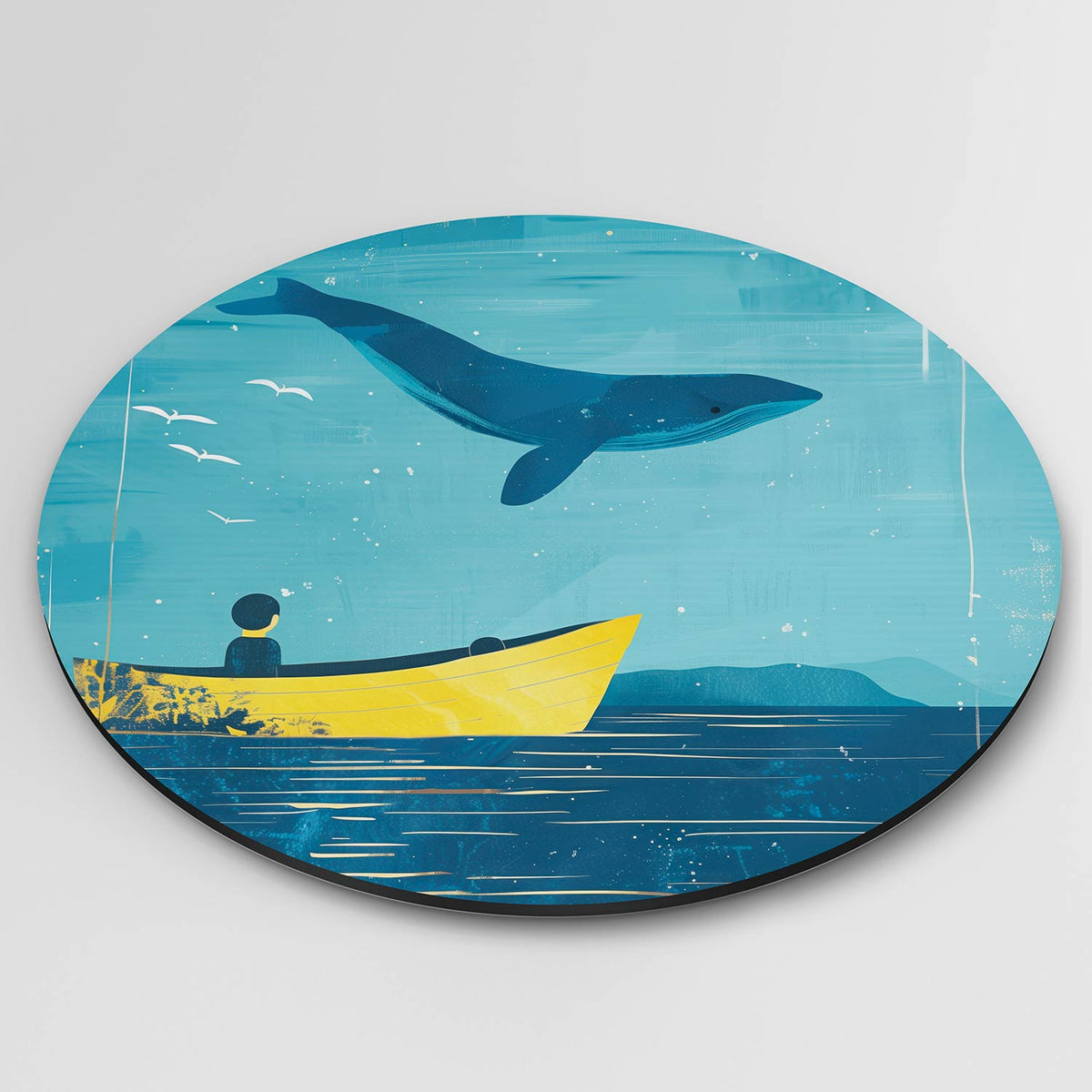 Walvis en boot Muurcirkel – detailweergave – Een grote blauwe walvis zweeft boven een gele boot op een blauwe achtergrond.