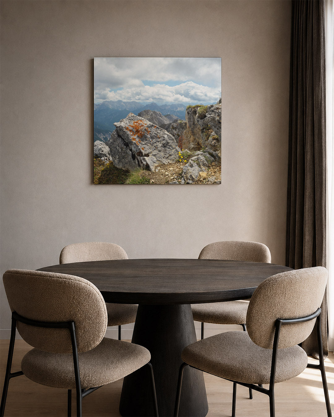 Berglandschap met rotsen kunstwerk – tweede productweergave – deze kunstwerk toont een berglandschap met ruige rotsen en een