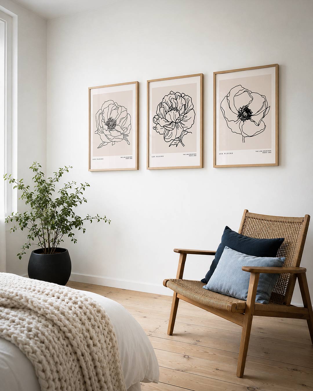 Lijnbloem posterset – derde productweergave – een sierlijke bloem getekend met vloeiende zwarte lijnen op