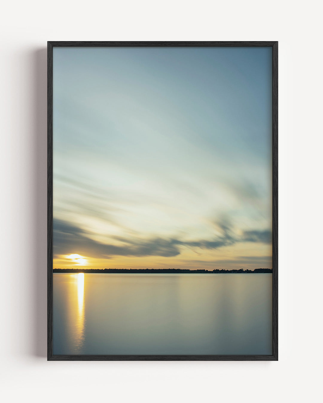 Rustige zonsondergang poster – portret wanddecoratie – deze poster toont een serene zonsondergang boven een kalm