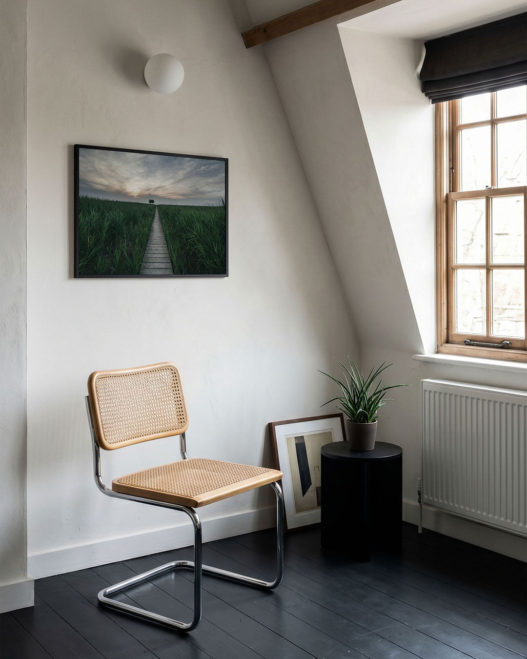 Rustige landschapspad poster – tweede productweergave – een houten pad leidt door groene velden naar een silhouet van een