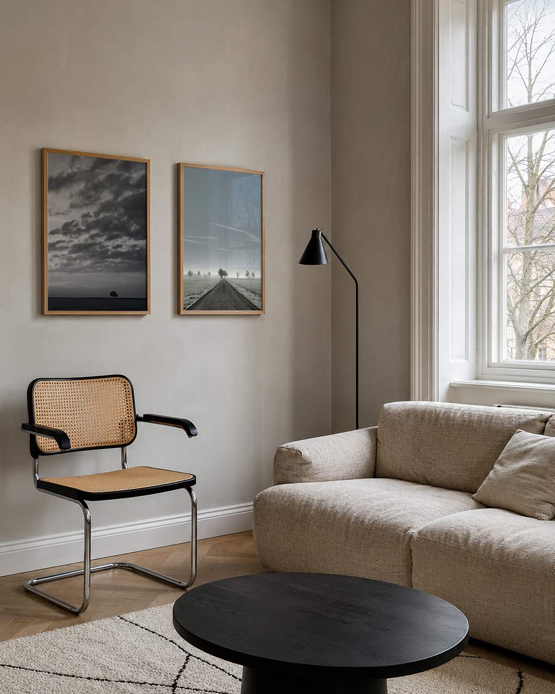 Landschap en lucht posterset – tweede productweergave – een eenzame boom staat onder een hemel vol wolken. De horizon scheidt