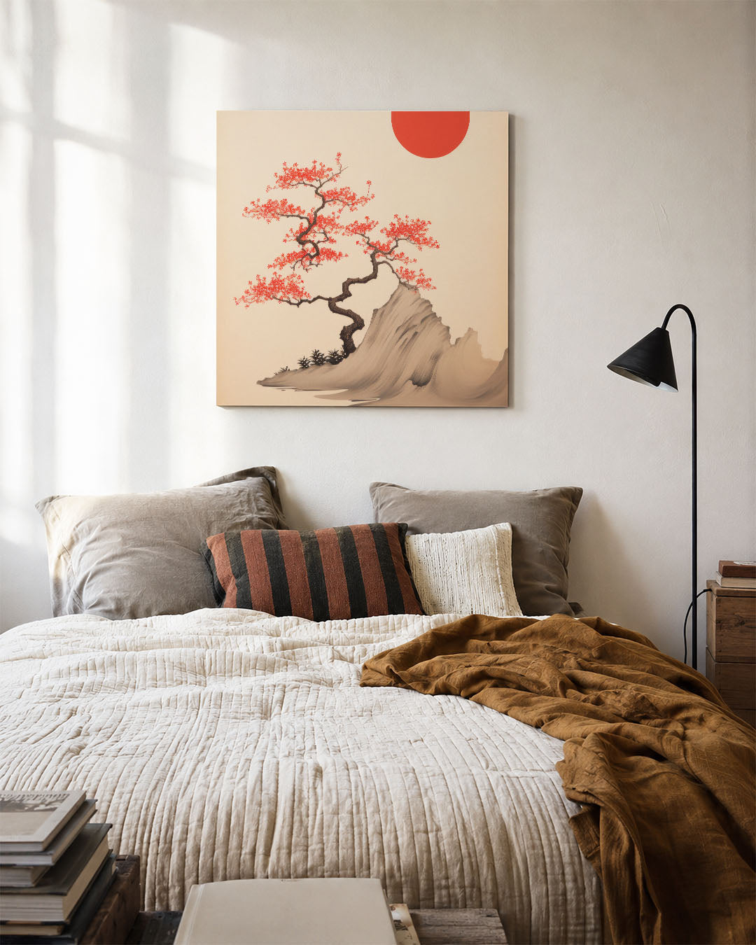 Boom en zon kunstwerk – detailweergave – dit werk toont een sierlijke boom met rode bloemen tegen een beige achtergrond, met