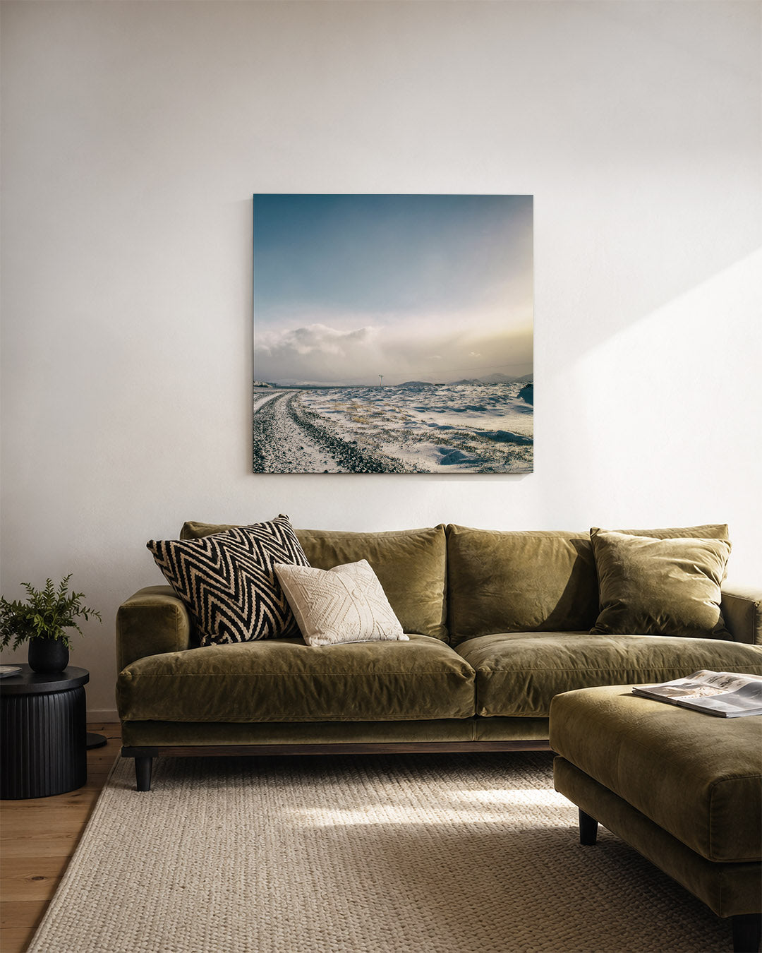 Winterlandschap met weg kunstwerk – derde productweergave – een uitgestrekt winterlandschap met een kronkelende weg. De lucht