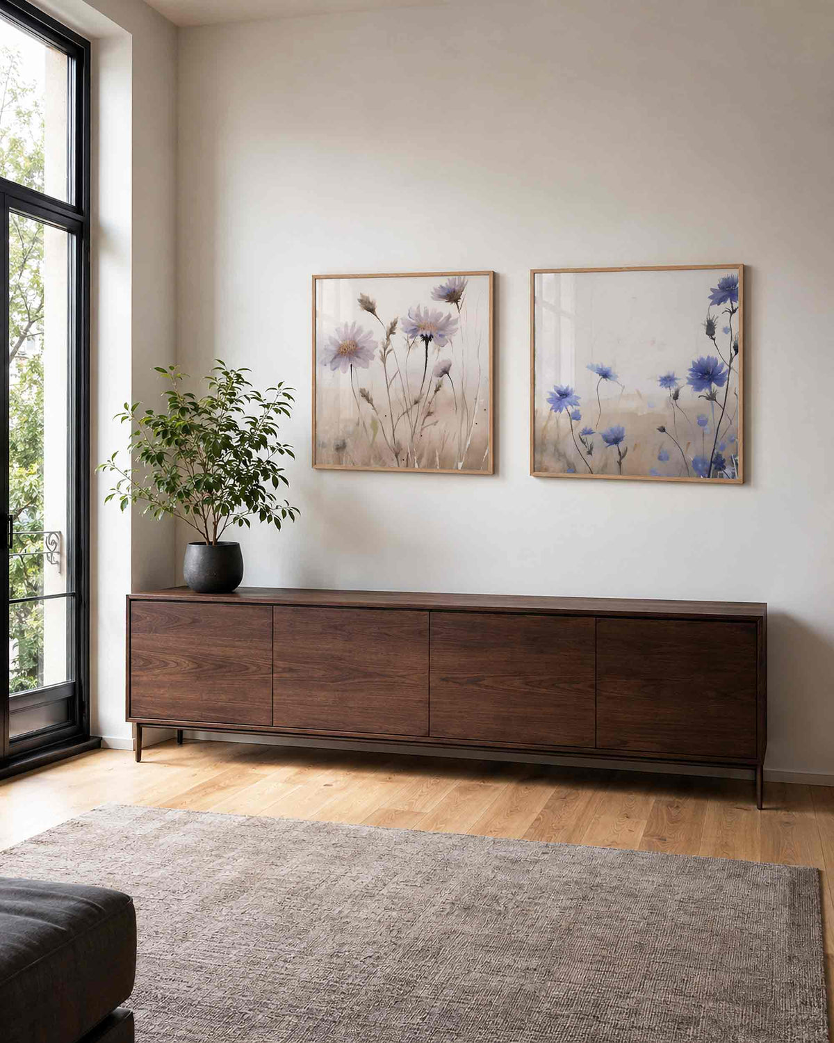 Interieurpresentatie van een tweedelige vierkante posterset met blauwe korenbloemen