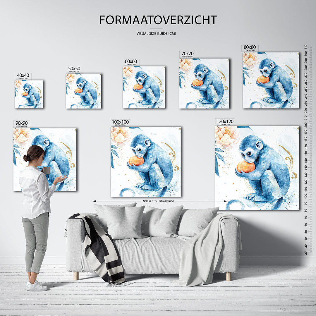 Speelse blauwe aap kunstwerk – dit kunstwerk toont een blauwe aap die een oranje vrucht vasthoudt. De zachte kleuren en