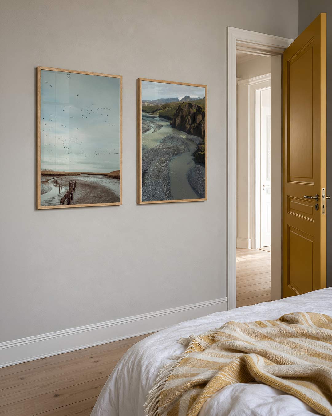 Vogelvlucht en horizon posterset – detailweergave – een serene lucht vol vogels boven een uitgestrekt landschap. De horizon