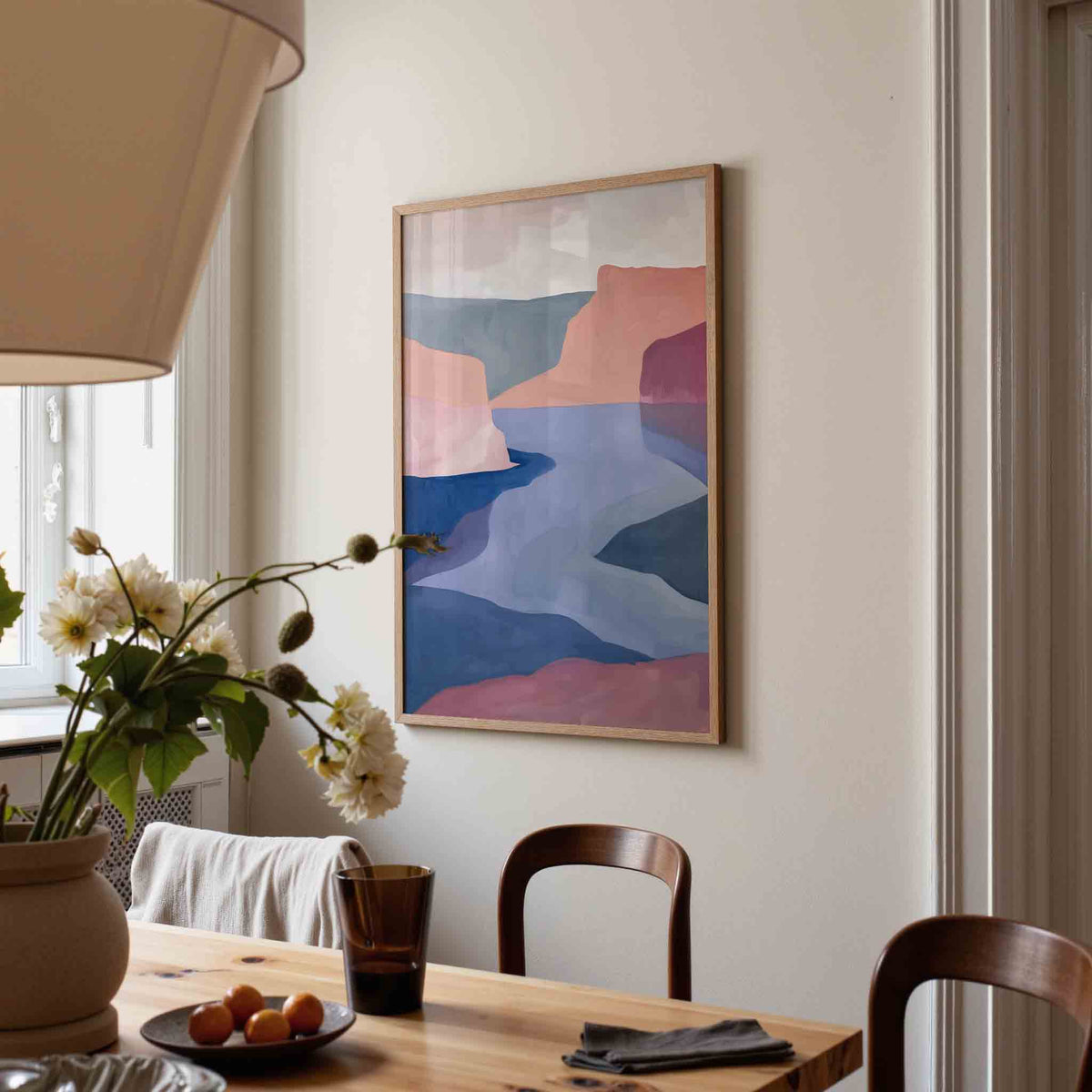 Landschap met blauwe en roze tinten – eigentijdse illustratie poster in staand formaat