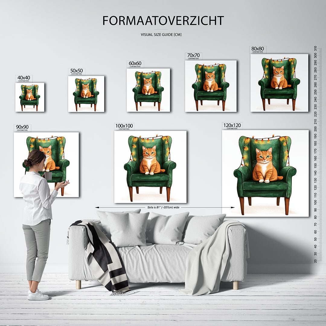 Kat op groene stoel kunstwerk – sfeerbeeld – een oranje kat zit op een groene fauteuil, omringd door warme lichtjes. De