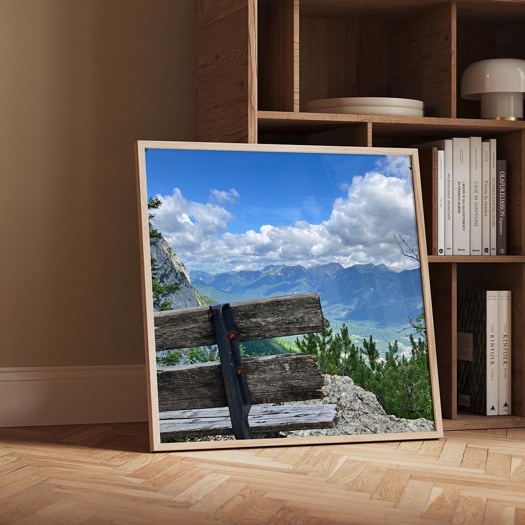 Berglandschap met bank poster – detailweergave – een verweerde houten bank staat op de voorgrond met een uitgestrekt