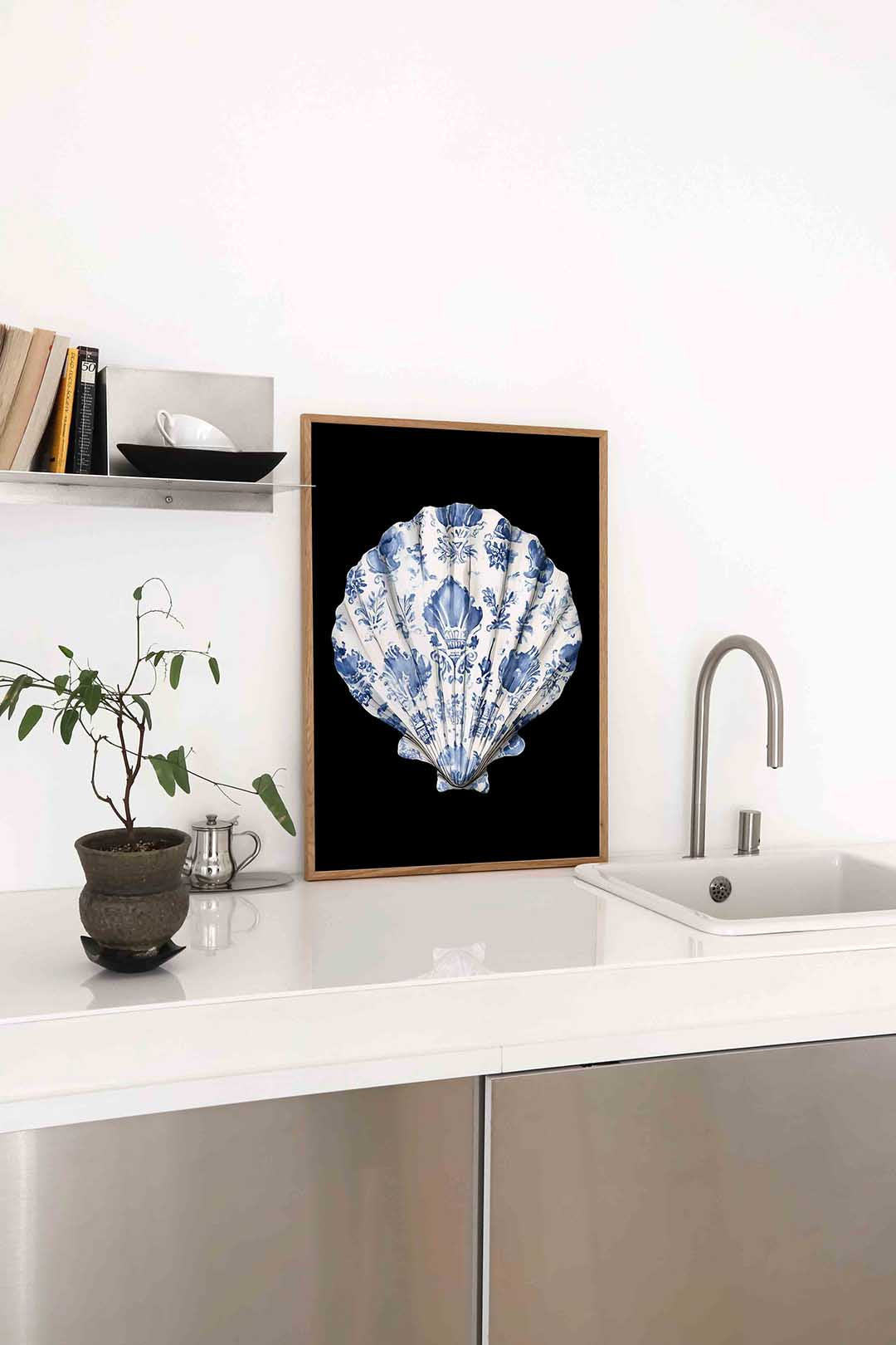 Schelp met blauwe patronen – staande Delfts blauwe wanddecoratie van WallArtistic