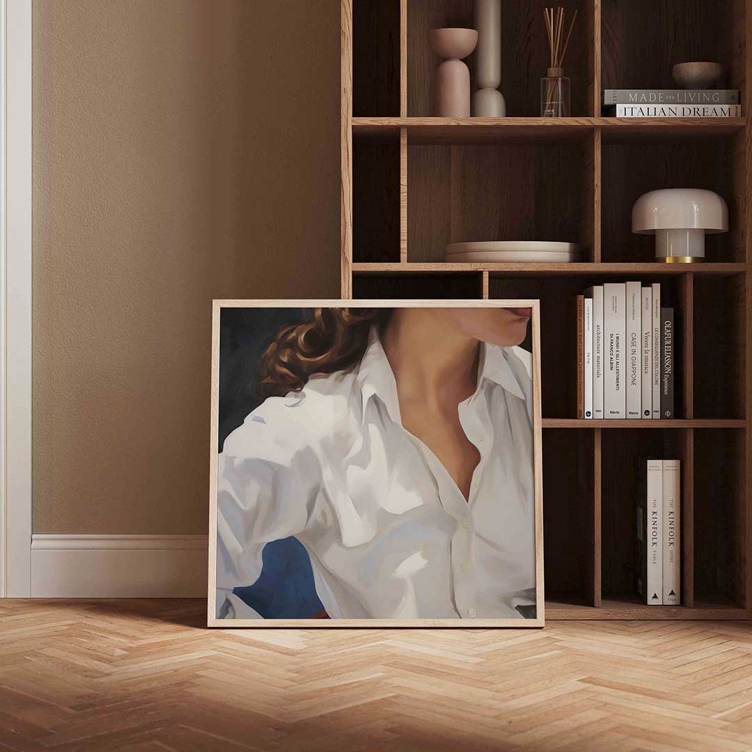 Witte blouse en krullend haar – portret poster in vierkant formaat
