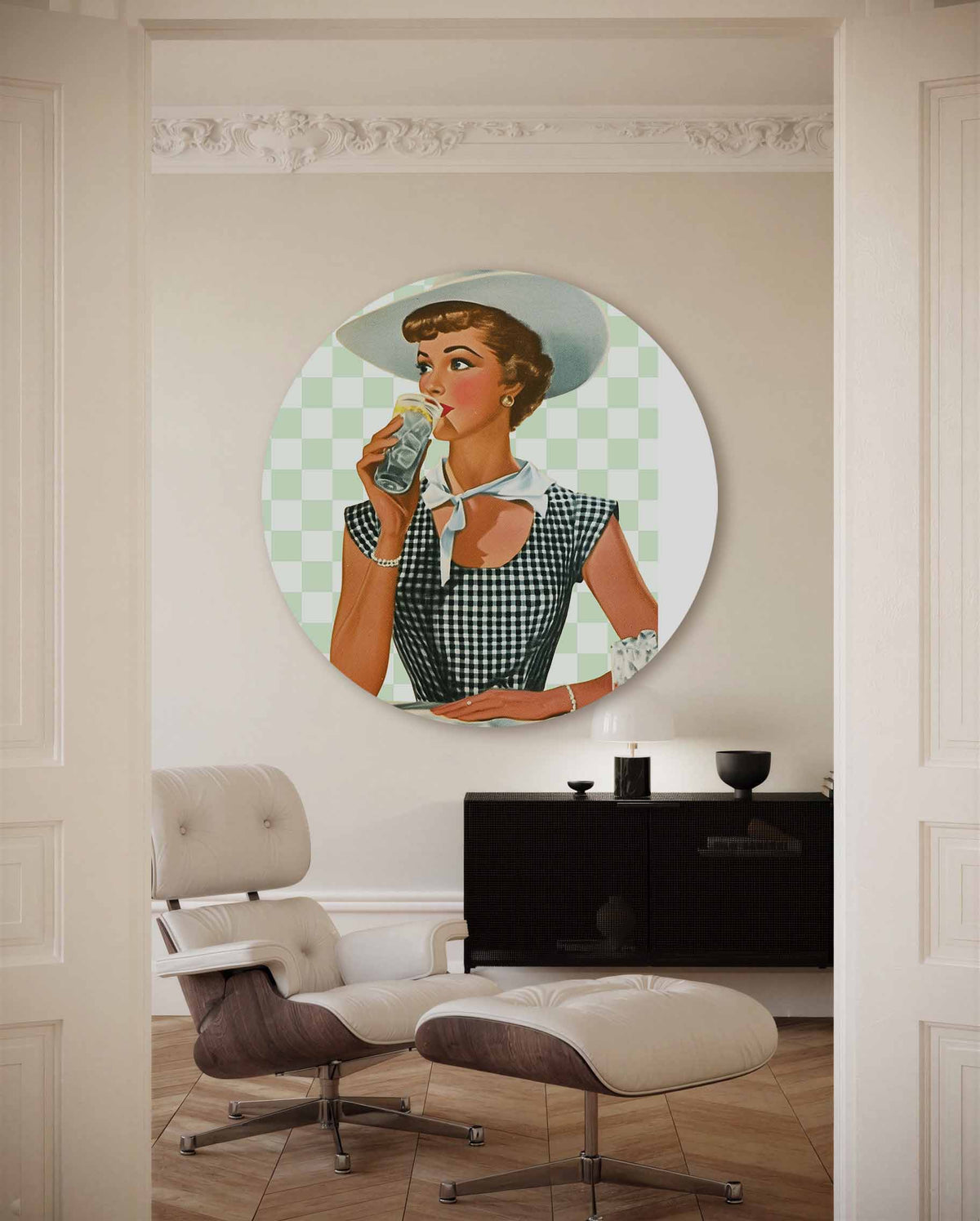 Vrouw met drankje – kleurrijke Pop Art muurcirkel voor aan de muur