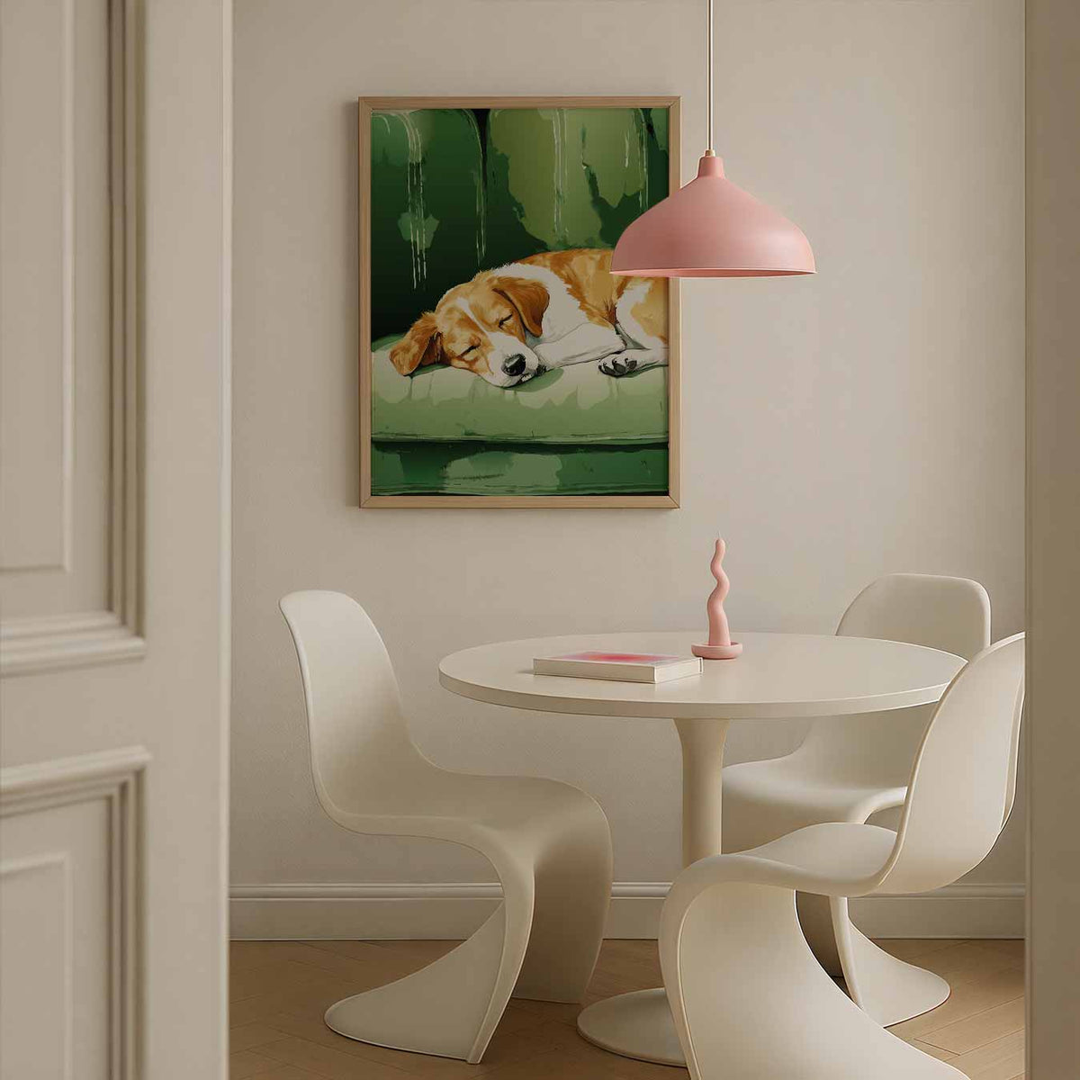 Slapende Hond op Groene Bank – zomerse poster in staand formaat