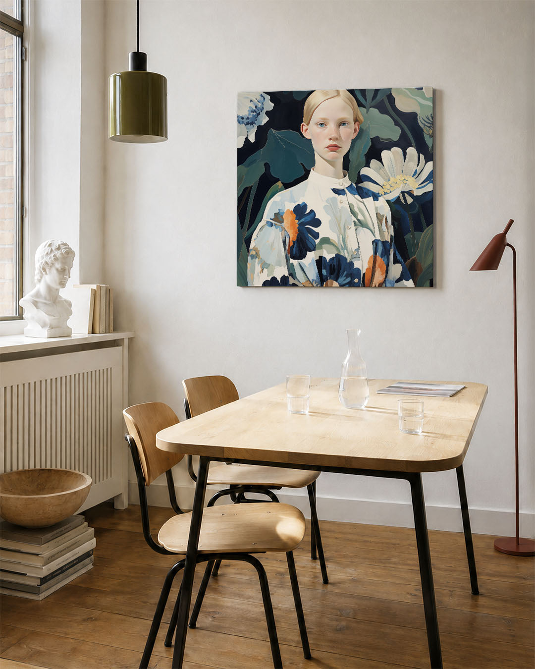 Portretstudie kunstwerk – vierkante wanddecoratie – dit werk toont een vrouw voor een achtergrond van grote bloemen. De