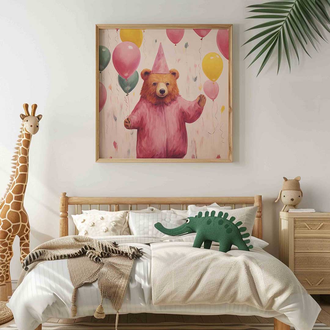 Beer met ballonnen – vierkante kinderkamer wanddecoratie van WallArtistic